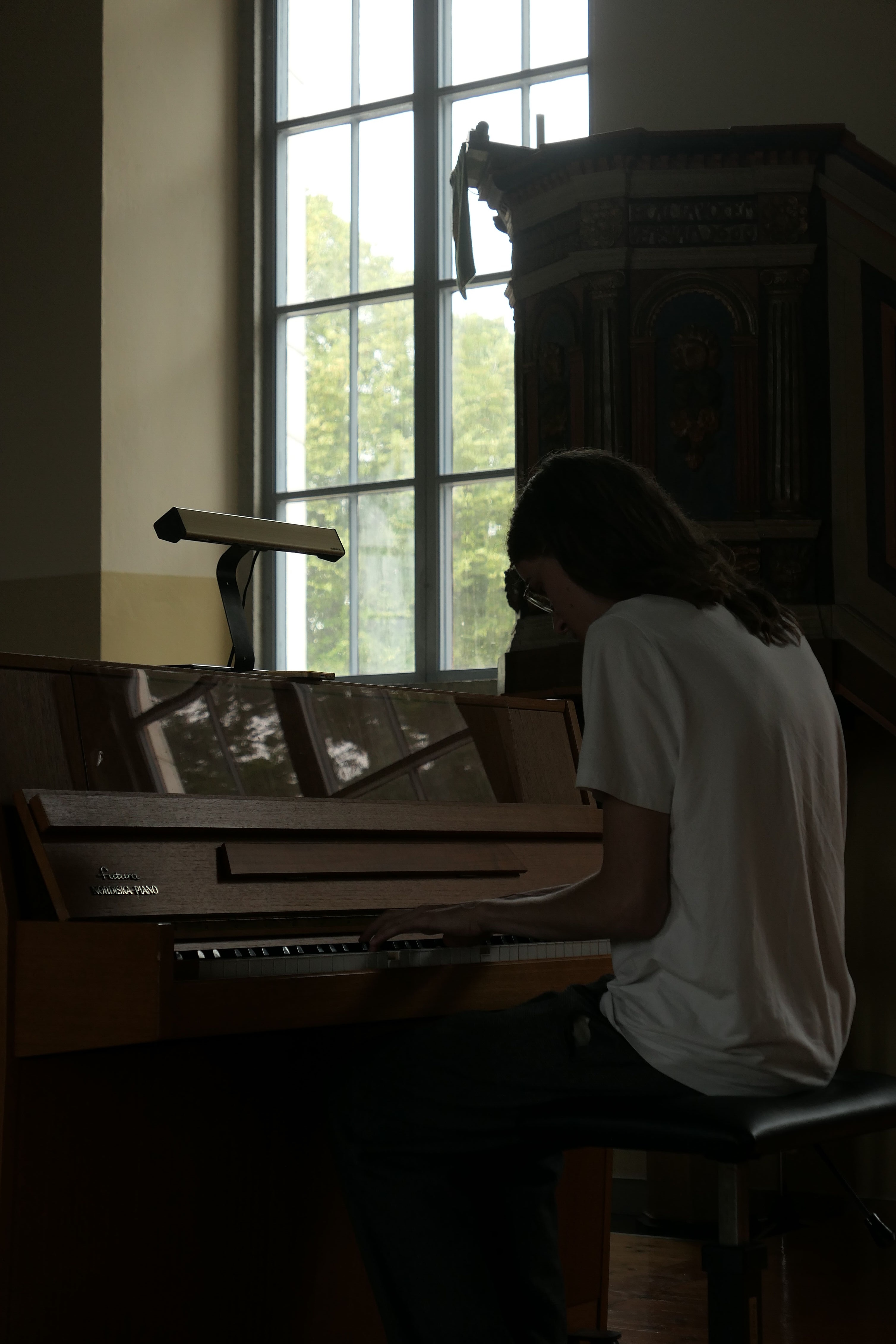 bild på mig vid piano i kyrka